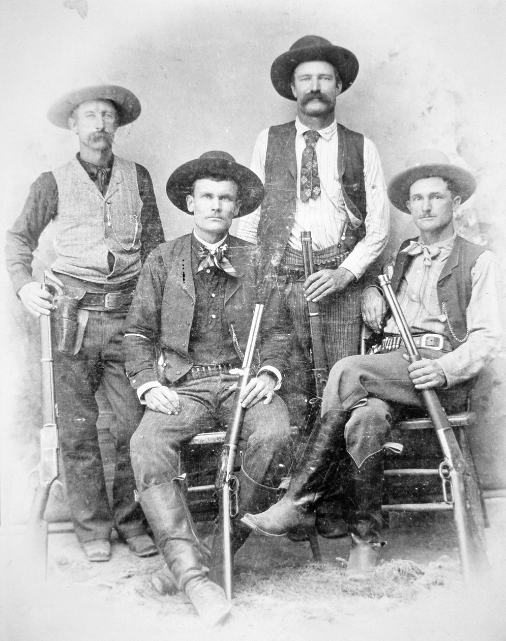 Texas Rangers vyzbrojení revolvery a puškami Winchester od American Photographer