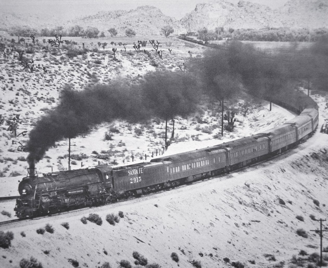 Vlak „Grand Canyon Limited“ ze Santa Fe Railroad na Cajon Pass ve Victorville, Kalifornie od American Photographer