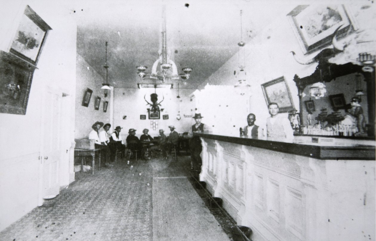 The Long Branch Saloon, Dodge City, Kansas, cca 1880 (černobílá fotografie) od American Photographer