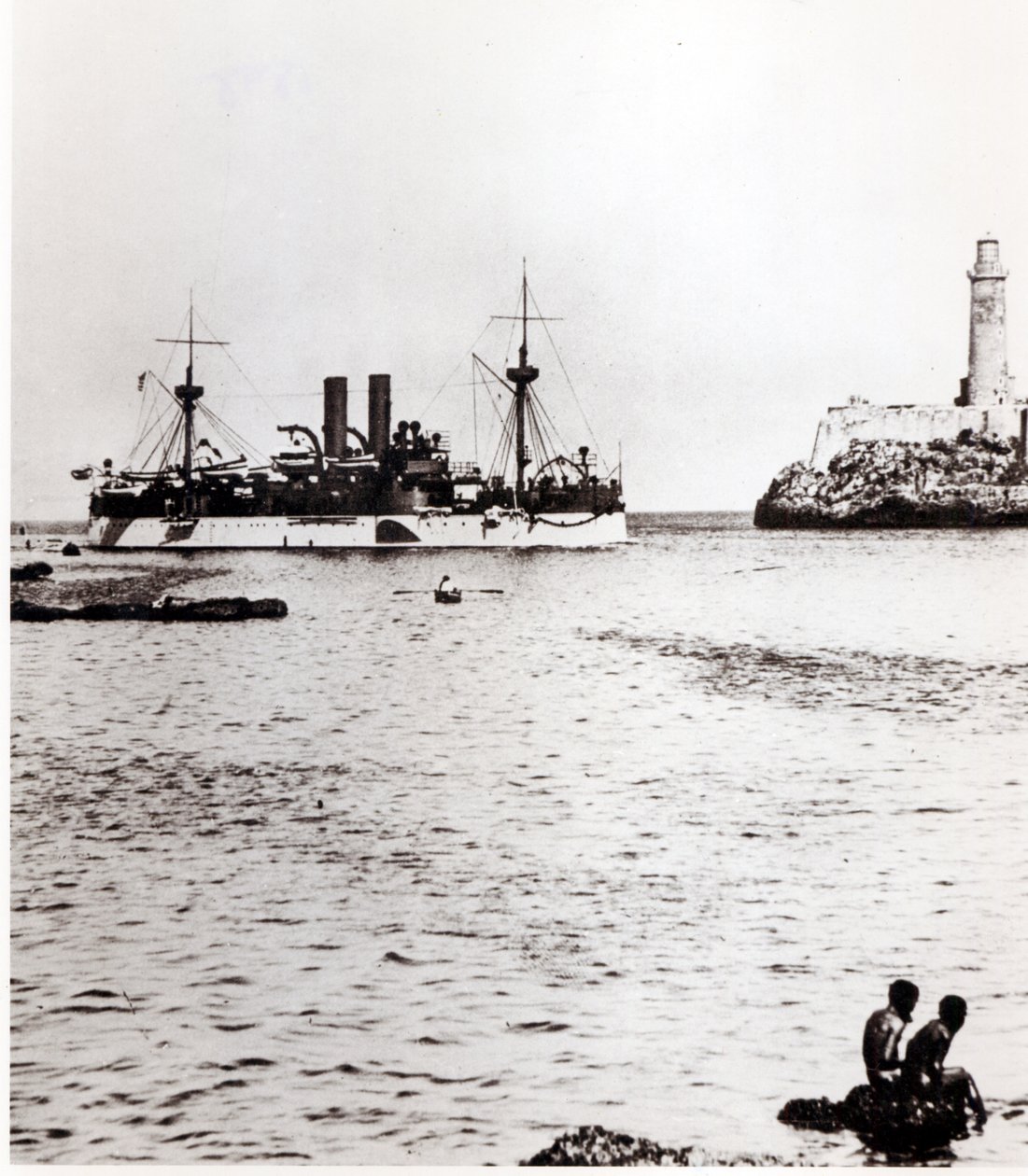 USS Maine vplouvající do přístavu Havana, Kuba, 1898 (viz 206526, 206527) od American Photographer