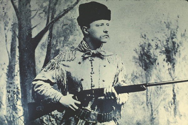 Theodore Roosevelt v loveckých šatech, kolem roku 1885 (černobílá fotografie) od American Photographer