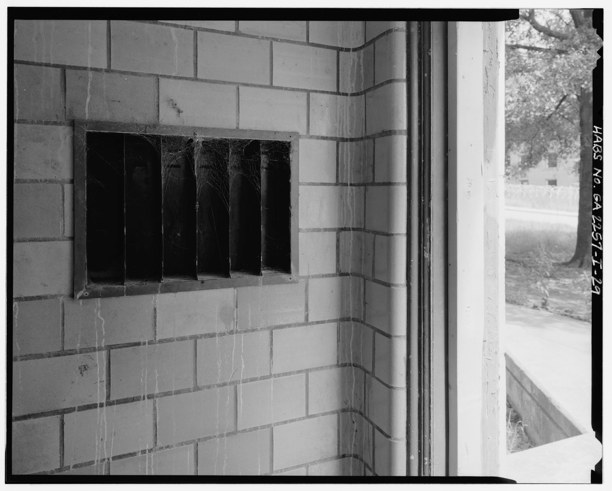 Detail dlaždice a lišty s poštovními otvory, typický vstup na schodiště, Techwood Homes, budova č. 6, 465 Techwood Drive & 119-125 Hunnicutt Street, Atlanta, Fulton County, GA od American Photographer