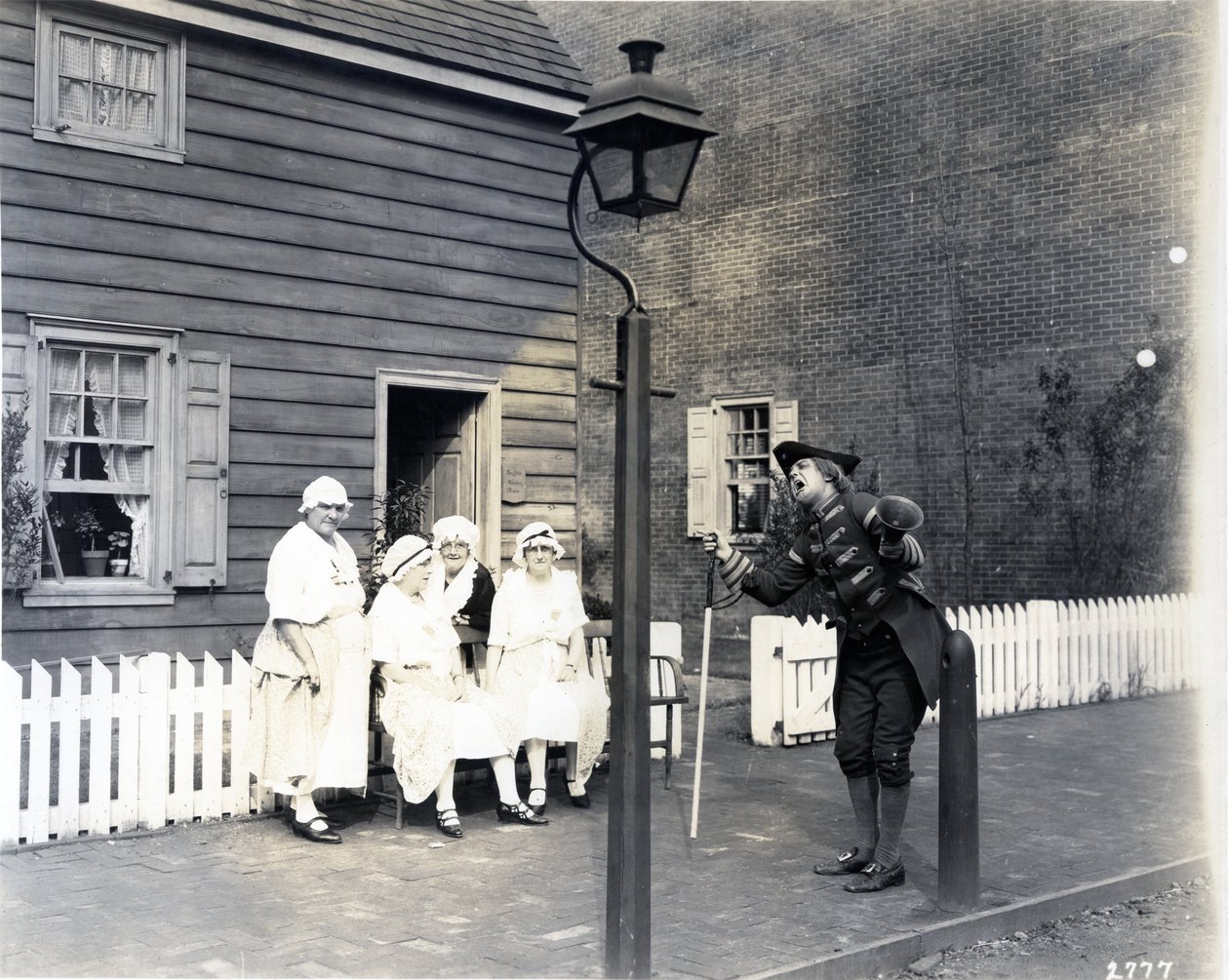 Town Crier na High Street, 1926 (želatinový stříbrný tisk) od American Photographer