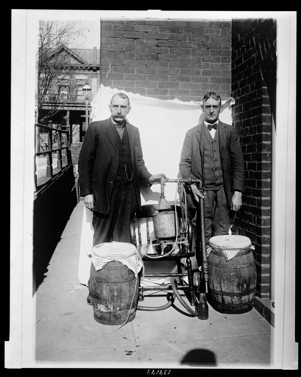 Dva muži stále pózují s whisky od American Photographer