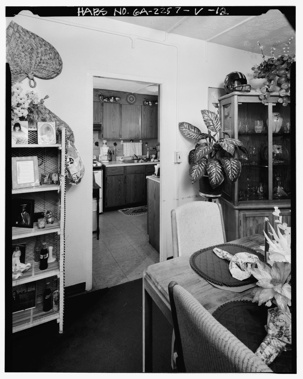 Typický interiér, jídelna vedoucí do kuchyně. - Techwood Homes, budova č. 18 od American Photographer