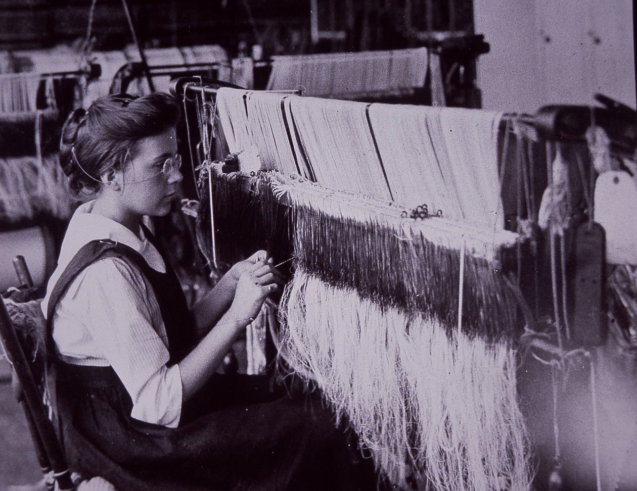 Americký textilní průmysl, textilní operátor v továrně na bavlnu v Massachusetts, cca 1900 (č/b foto) od American Photographer