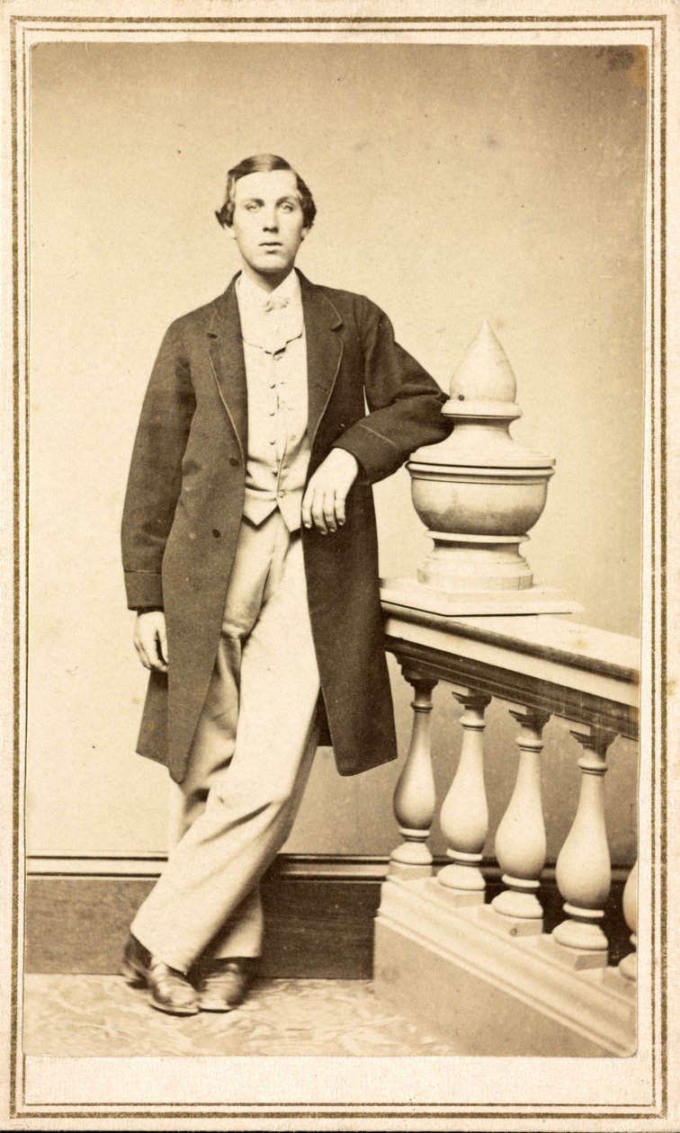 Neznámý muž v plášti opřený o sloup, kolem 1860-75 (tisk alba) od American Photographer