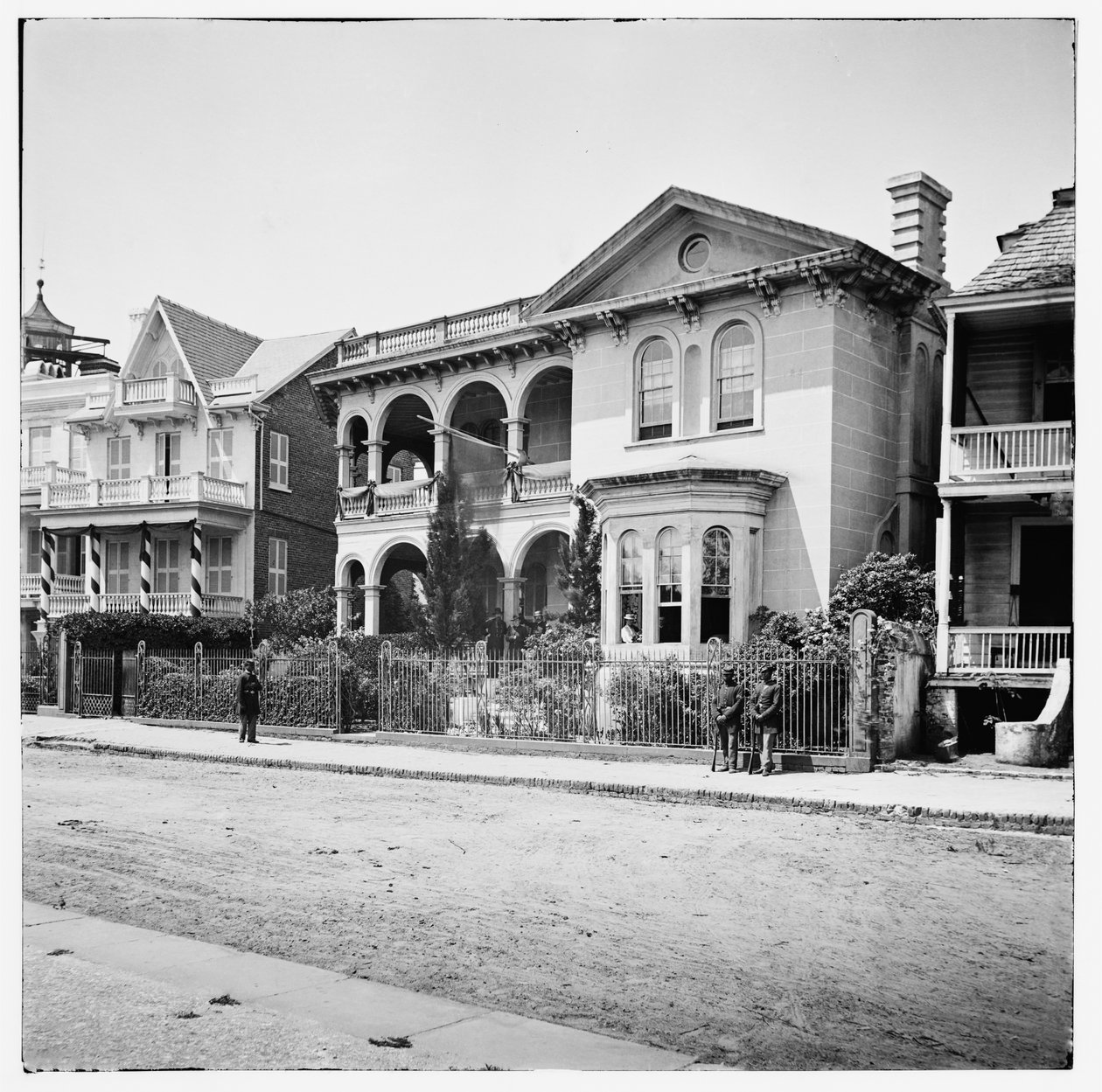 Velitelství odborů na 26 South Battery Street v okupovaném Charlestonu v Jižní Karolíně od American Photographer