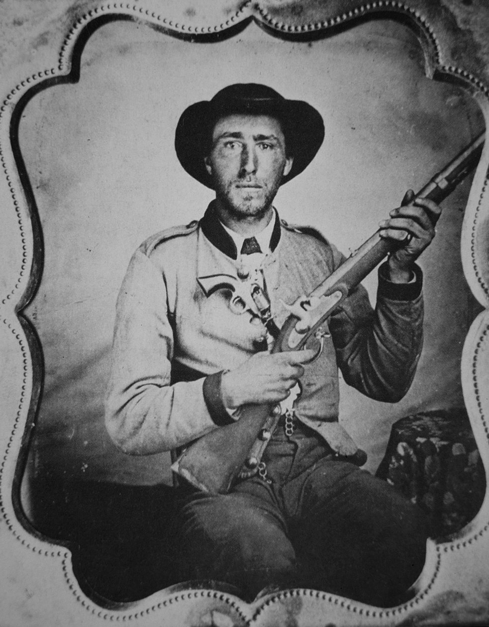 Neznámý voják Konfederace pózující ve fotografově ateliéru (černobílá fotografie) od American Photographer