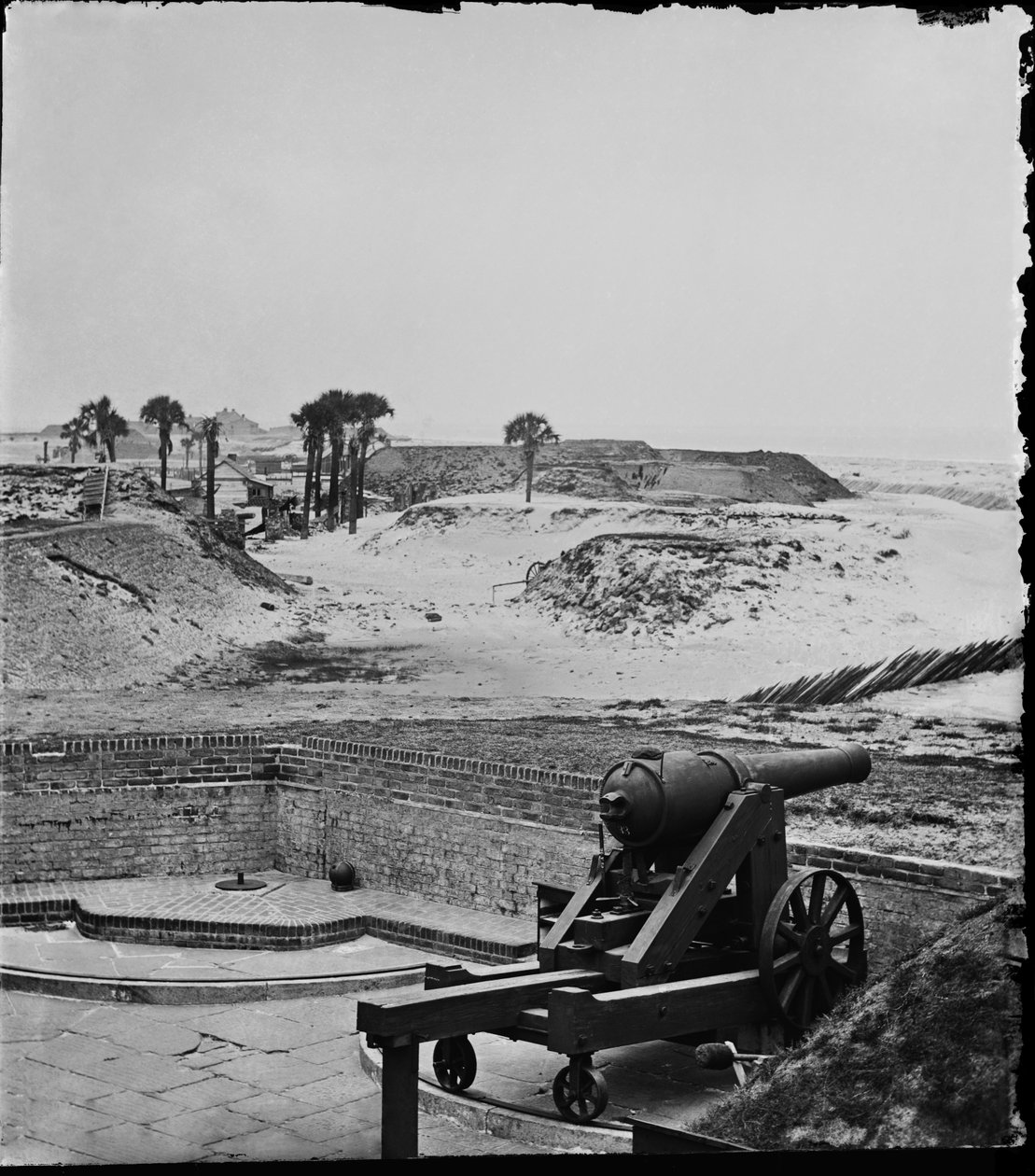 Pohled na východ z opuštěné Fort Moultrie, Charleston Harbor, Jižní Karolína, duben 1865 od American Photographer