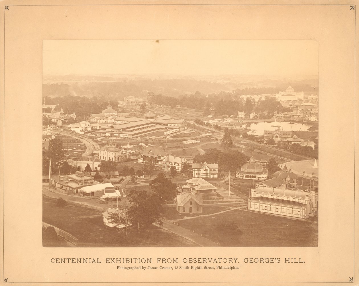 Pohled na Centennial International Exhibition, z observatoře, Georges Hill, Philadelphia, 1876 (stříbrný albínový tisk) od American Photographer
