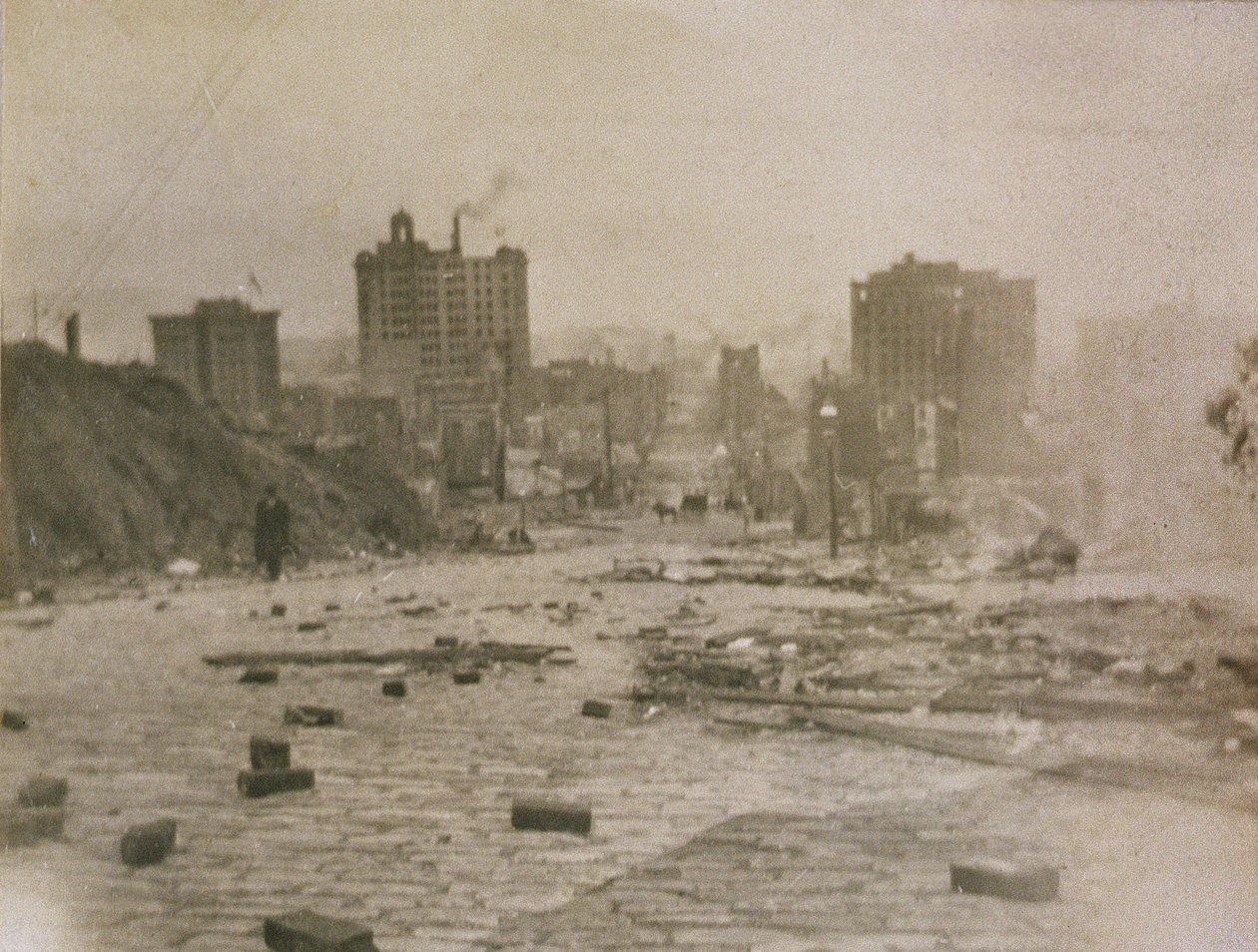 Pohled na panorama San Francisca s kouřem z požáru způsobeného zemětřesením, 1906 od American Photographer