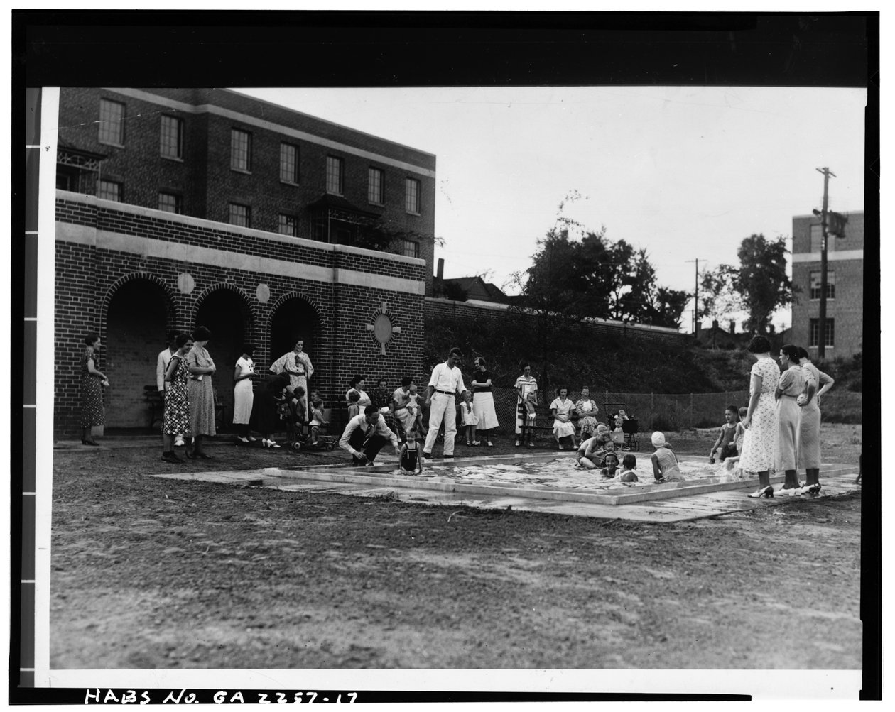 Brouzdaliště, Techwood Homes (Public Housing), Bounded by North Avenue, Parker Street, William Street & Lovejoy Street, Atlanta, Fulton County, GA, cca 1940 (č/b foto) od American Photographer