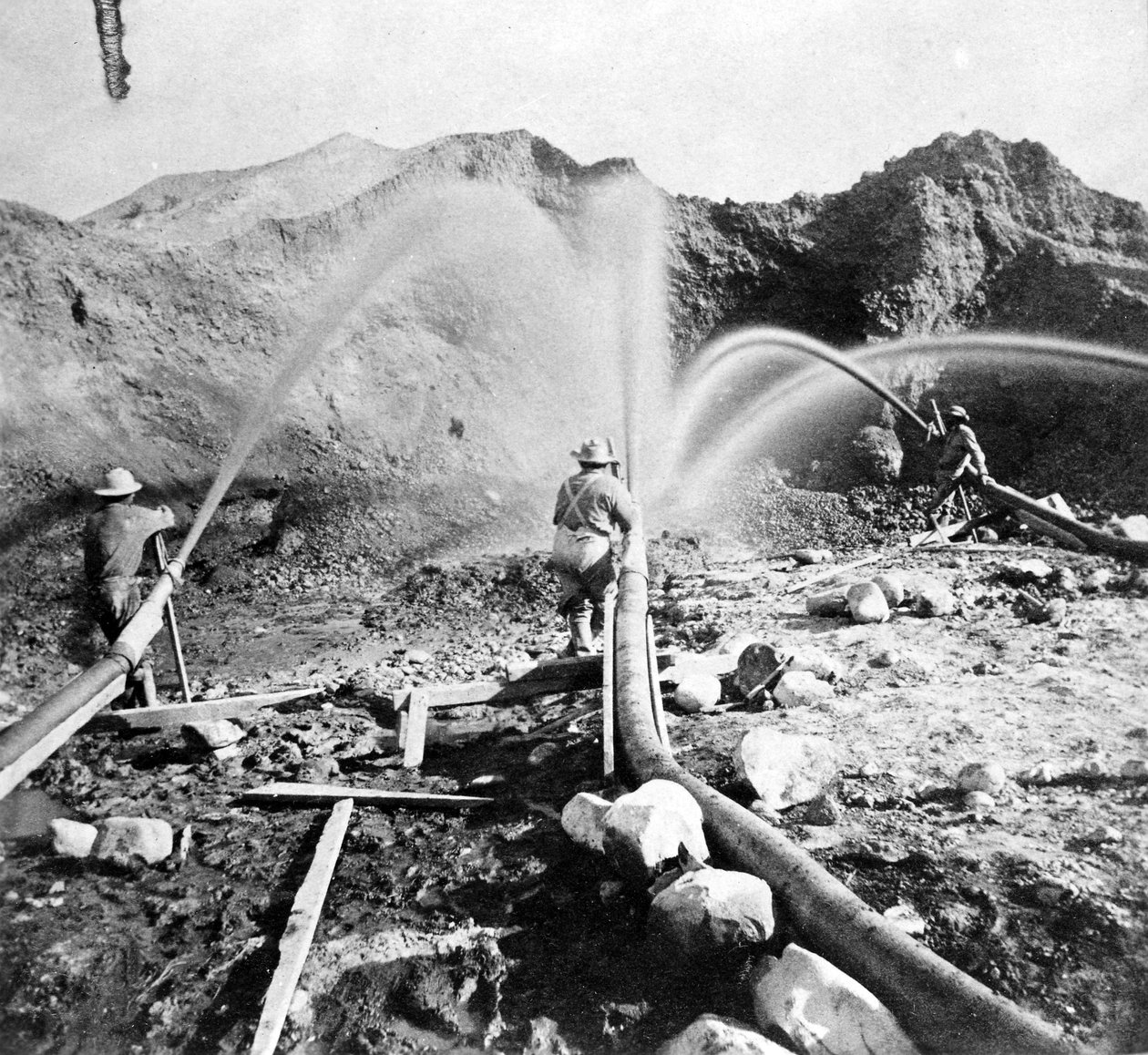 Washing Gold from the Hills, c.1866, from Gems of California Scenery, vydané Lawrencem a Houseworthem, 1866 od American Photographer