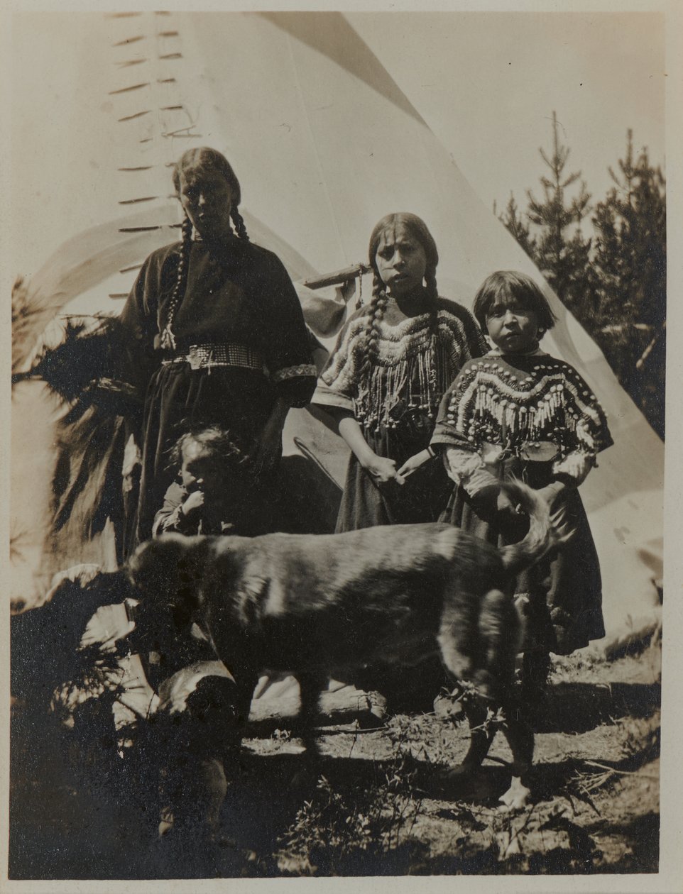 Žena, dvě dívky a dítě se psem, asi 1900. Želatinová stříbrná fotografie od American Photographer