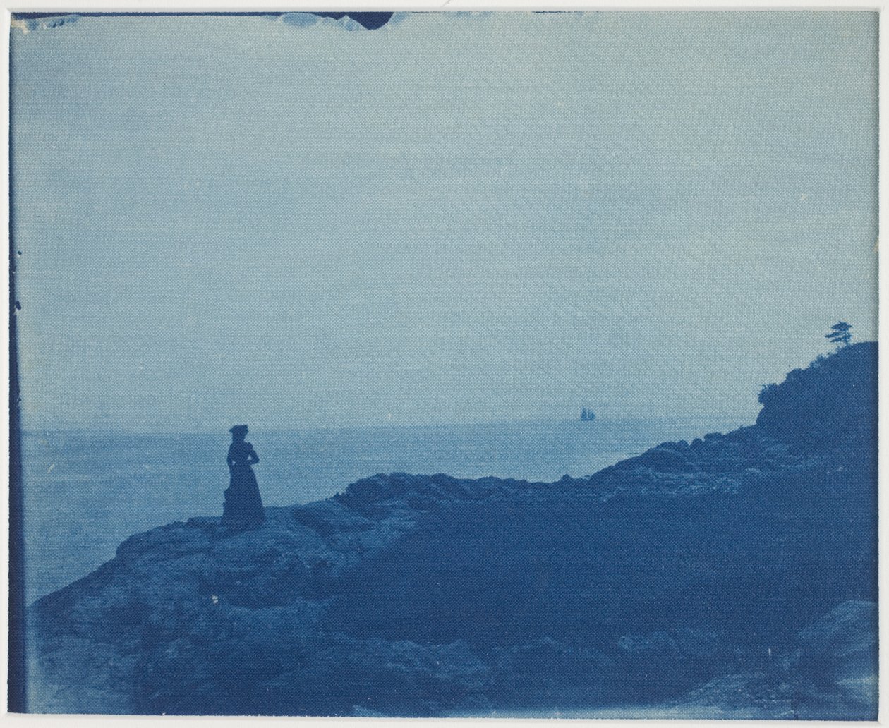 Žena sleduje škuner ze skalnatého mysu od American Photographer