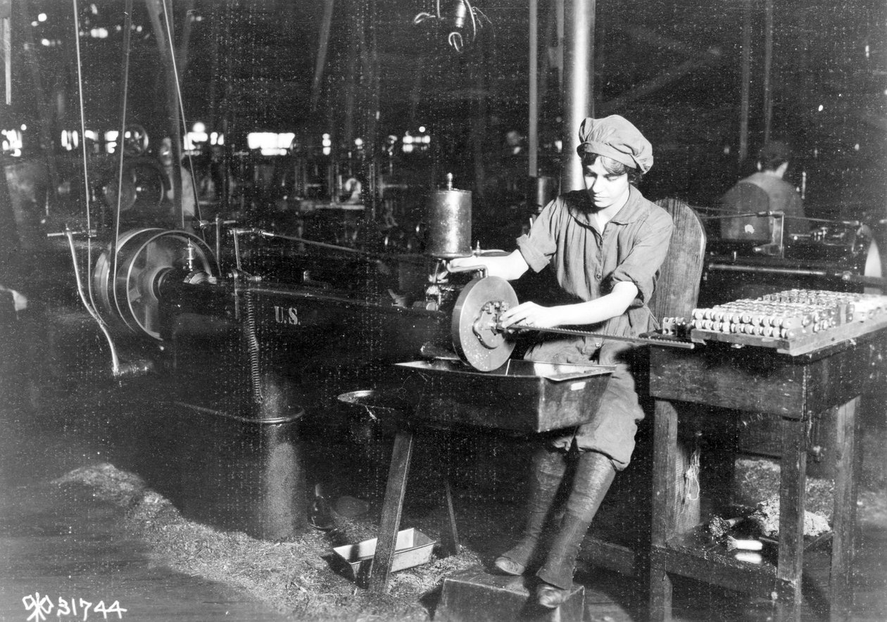 Žena natahující klíčové sedadlo v nosiči mušky pro pušku, Eddystone Rifle Plant, Eddystone, PA, během první světové války, 1914-18 od American Photographer
