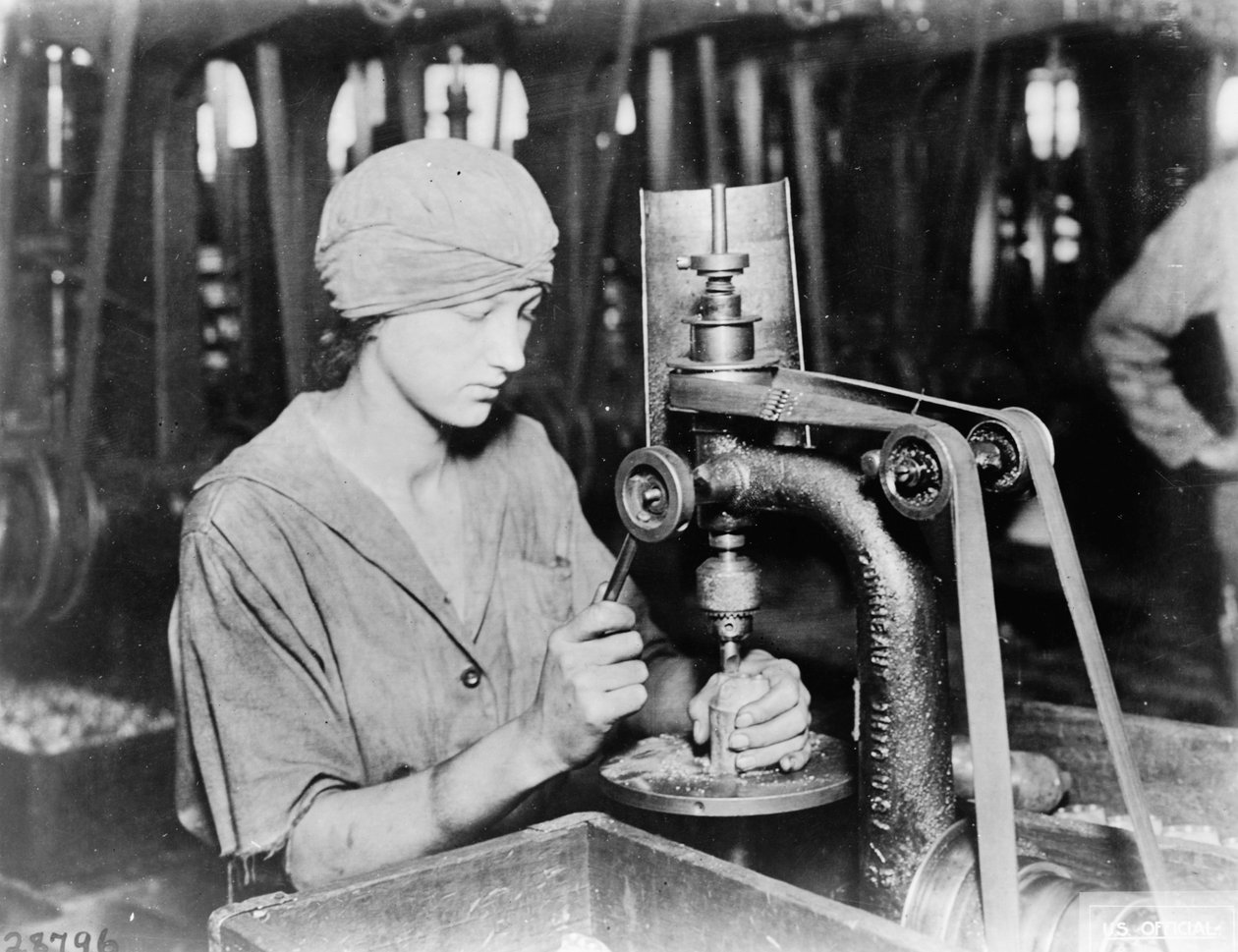 Žena zahlubující otvor v trubici rozbušky a plnicí otvor v ručním granátu ve Westinghouse Electric & Mfg. Co., East Pittsburgh, PA, během první světové války, 1914-18 od American Photographer