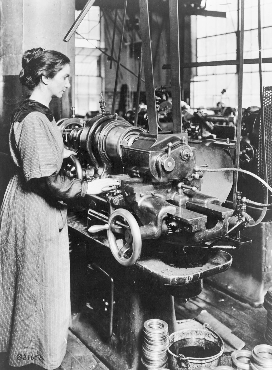Žena pracující na stroji na frézování vnitřních závitů, Norton Grinding Co., Worcester, Ma., během první světové války, 1914-18 od American Photographer