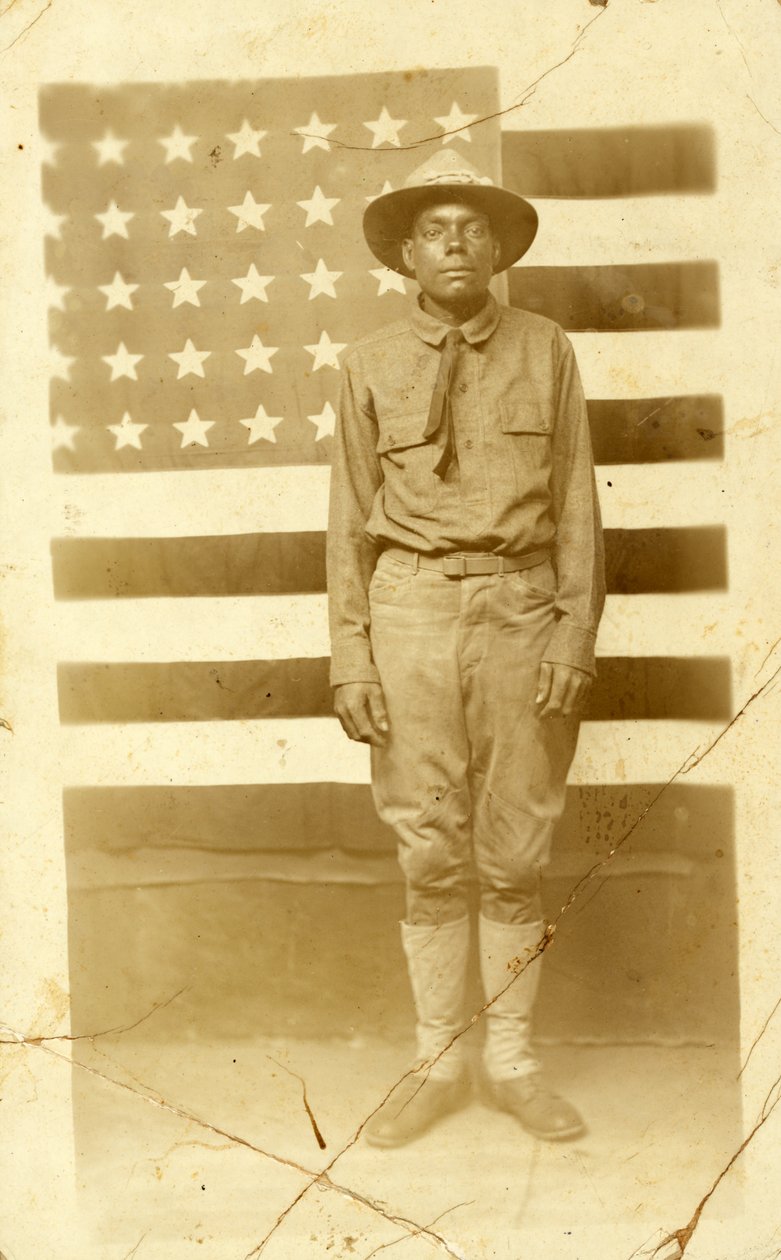 Voják první světové války s americkou vlajkou v pozadí, 1914-18 od American Photographer