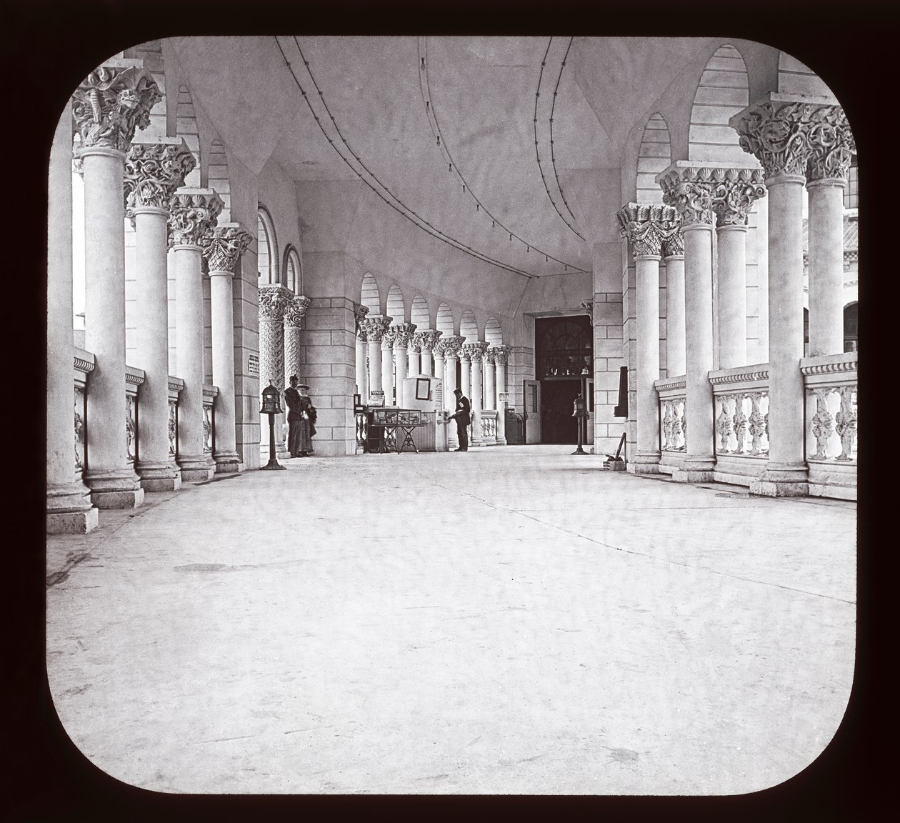 Světová kolumbijská expozice: Fisheries Colonade, Chicago, 1893 (skluzavka s lucernou) od American Photographer