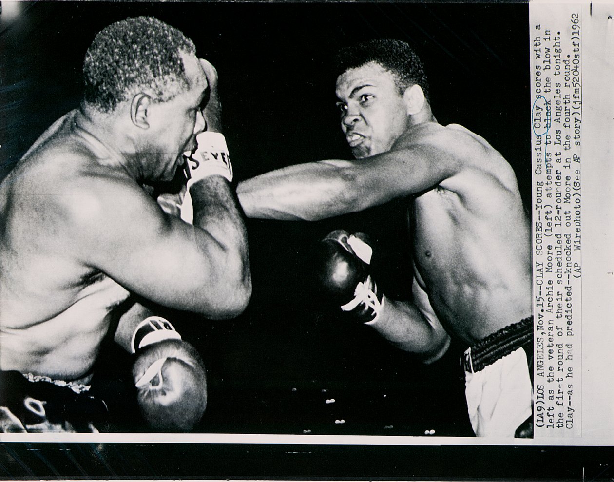 Mladý Cassius Clay skóruje levou proti veteránovi Archie Mooreovi v prvním kole boje v Los Angeles od American Photographer