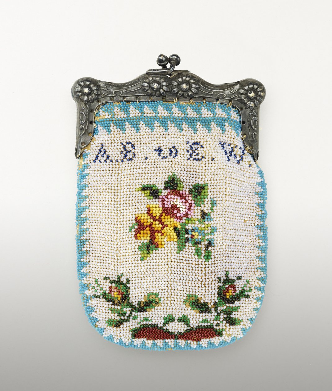 Korálková peněženka, c. 1843 (skleněné korálky, niklové stříbro a textilní podpora) od American School