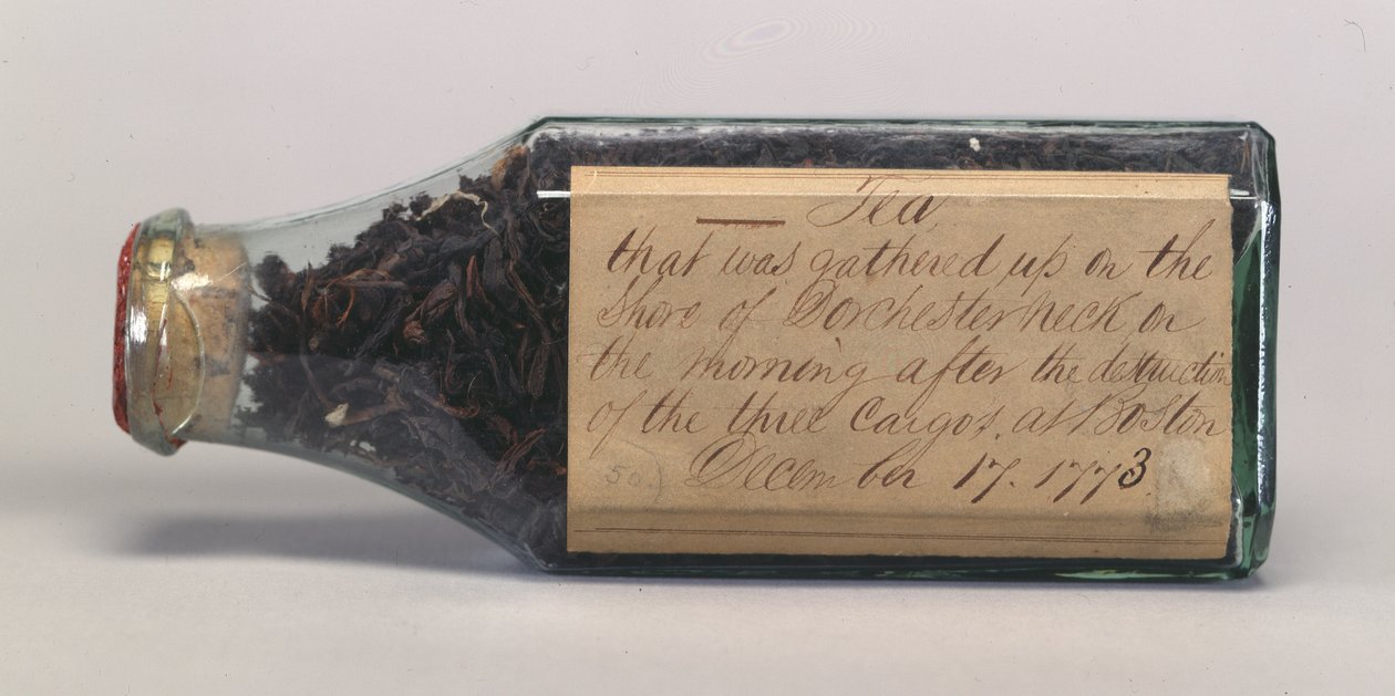 Čajové lístky Boston Tea Party ve skleněné láhvi, shromážděné T.M. Harris, Dorchester Neck, prosinec 1773 od American School