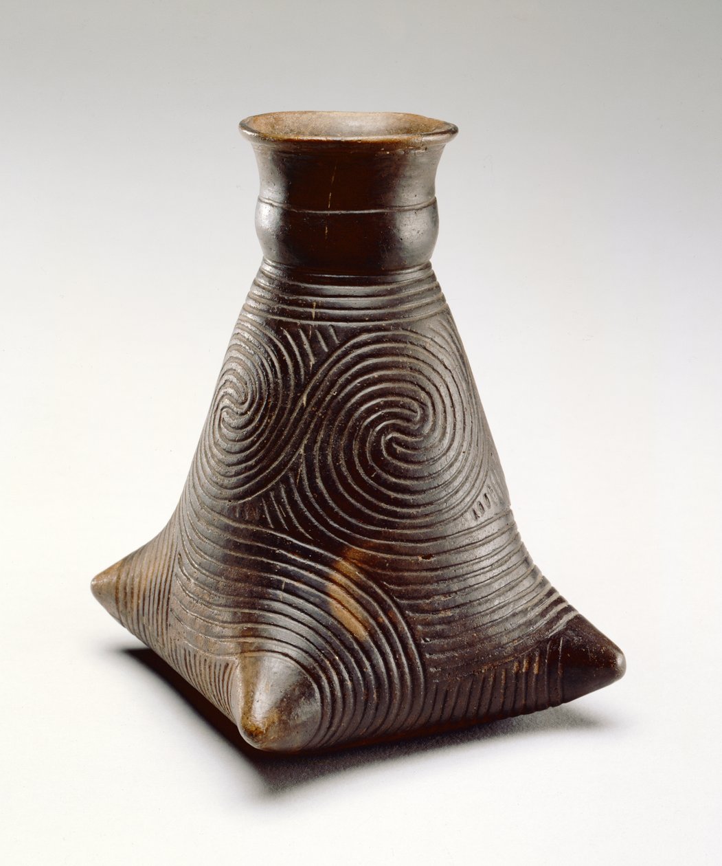 Caddo vyřezávaná láhev, 1200-1500 (keramická) od American School