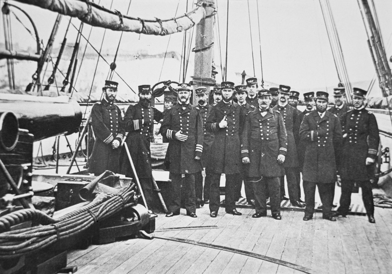 Kapitán John A. Winslow (1811-1973) se svými důstojníky na palubě USS Kearsarge od American School