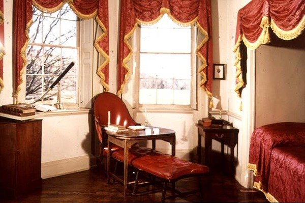Lehátko a úložná skříň z Monticello, domov Thomase Jeffersona, konec 18. století od American School