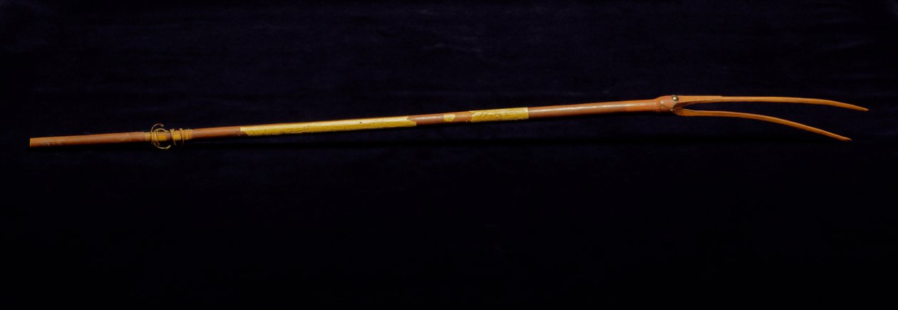 Píšťalka na námluvy, cca 1839 (dřevo, barva, mosaz a šlachy) od American School