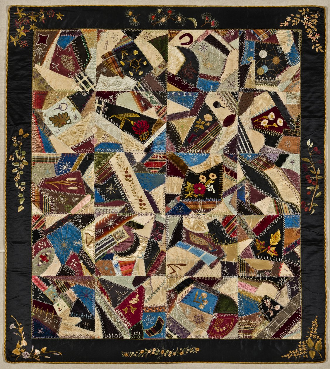 Crazy Quilt, cca 1875-1900 (hedvábí, brokát a samet) od American School