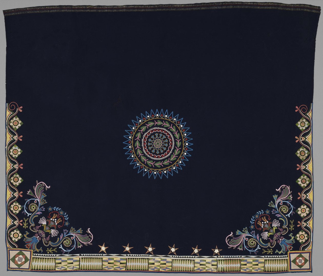 Taneční deka, Anishinabe, Dakota, cca 1840-50 (vlna, hedvábí a korálky) od American School