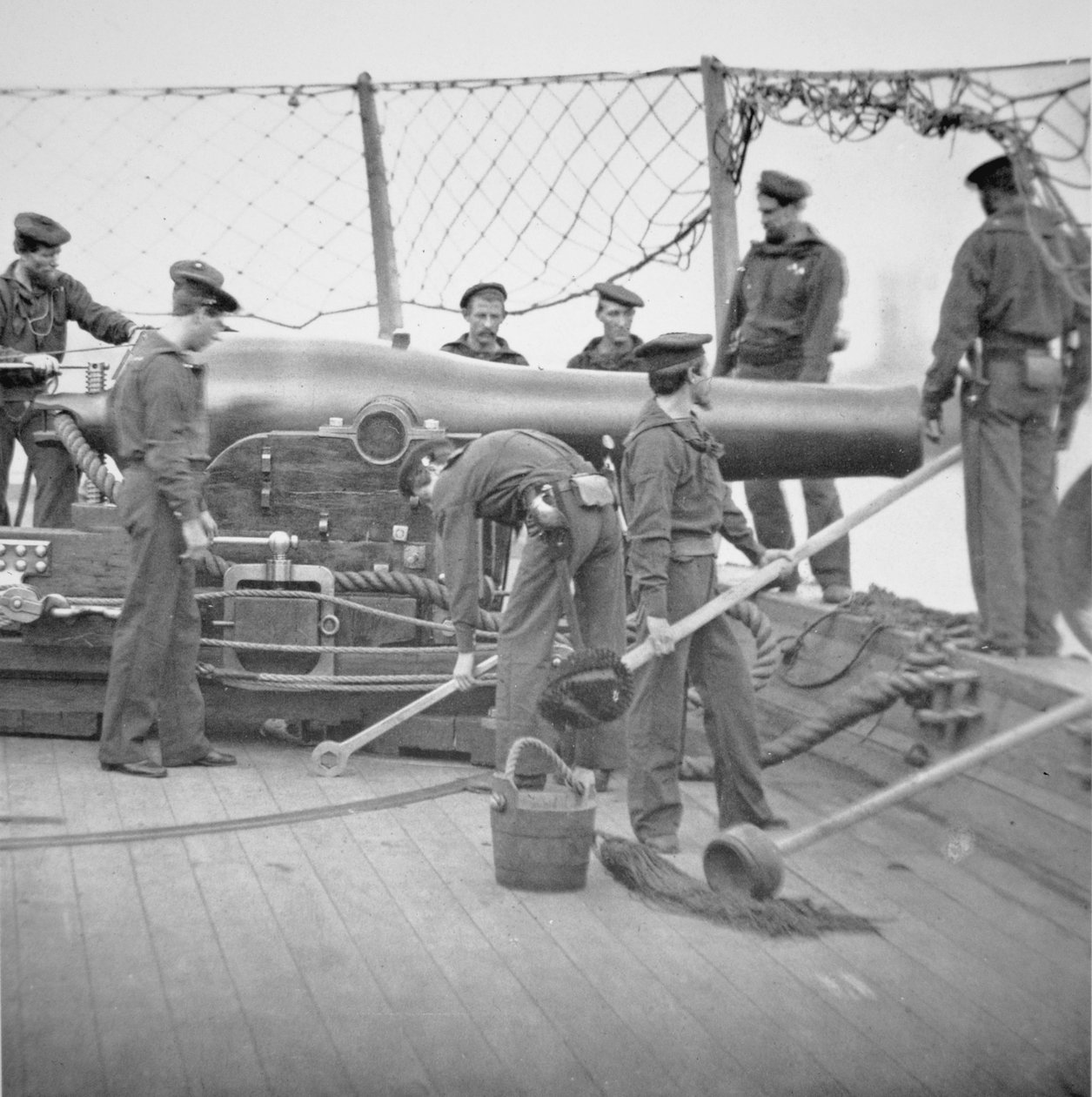 Federal Sailors Man 9palcový Dahlgren Gun (černobílá fotografie) od American School