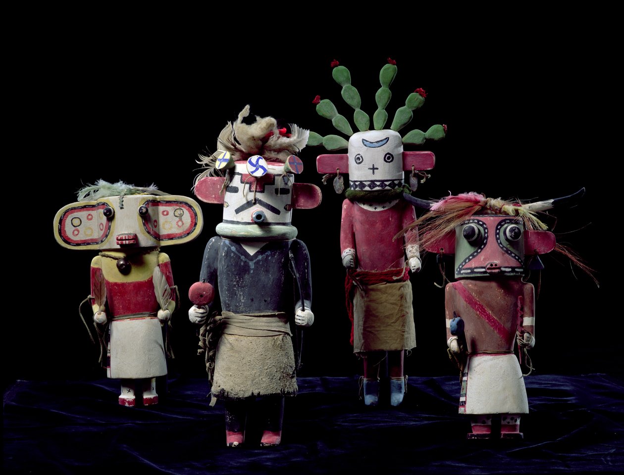 Čtyři panenky Kachina od American School