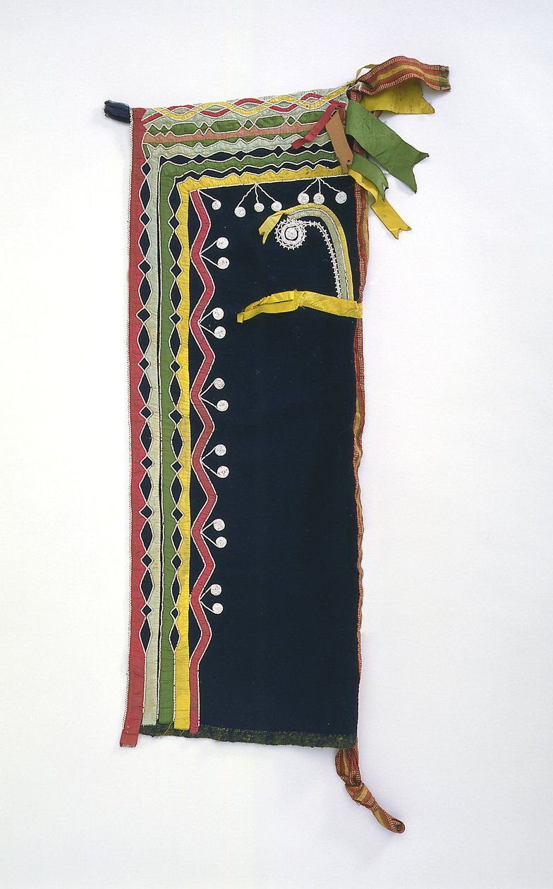 Hood, Chippewa, cca 1840 (vlna, skleněné korálky a hedvábná stuha) od American School