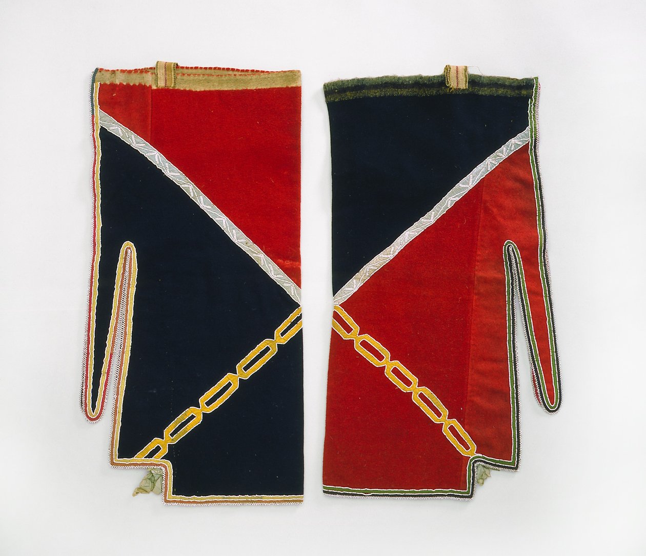 Legíny, Chippewa, cca 1840 (vlněná tkanina, skleněné korálky, hedvábná stuha, pásky a nit z lýkových vláken) od American School
