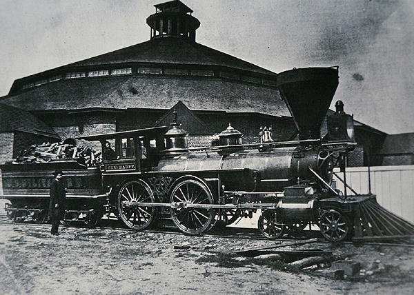 Lokomotiva „General Haupt“ z US Military Railroads (Union Army) v Alexandrijském Roundhouse od American School