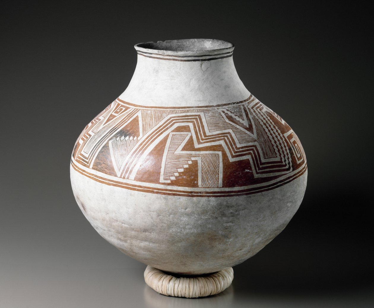 Mogollonová dóza s geometrickými vzory, styl II, 1025-1150 (hliněné nádobí s bichromem skluzem) od American School