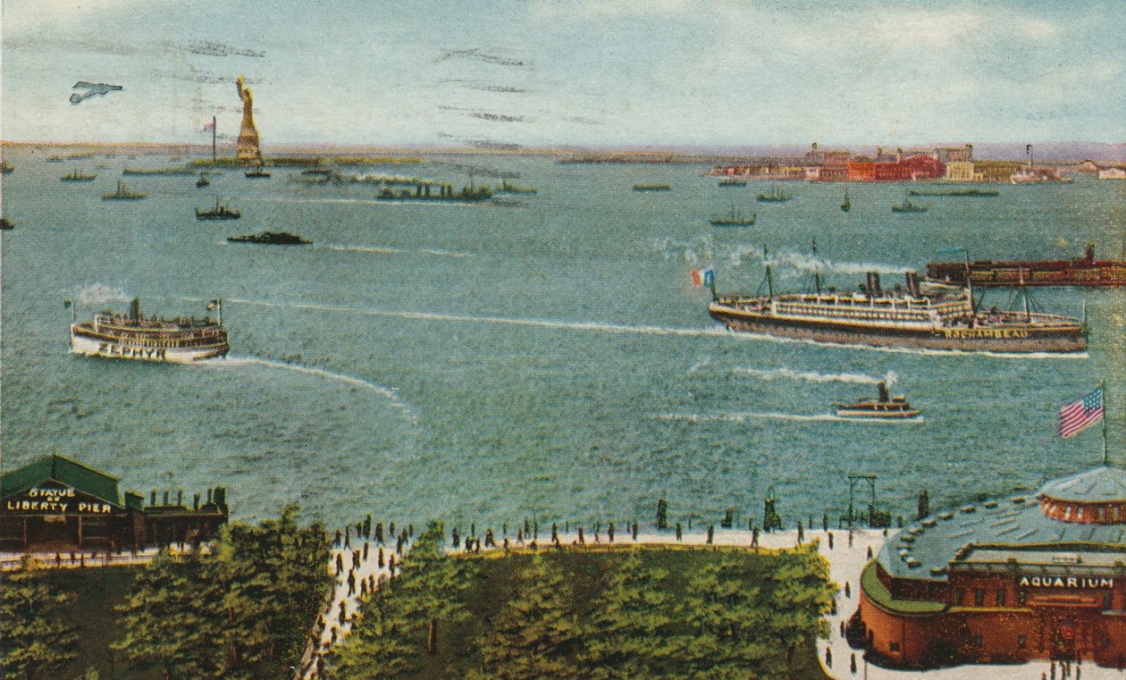 New York Harbour z baterie, zobrazující Sochu svobody a Ellis Island, c.1910 od American School