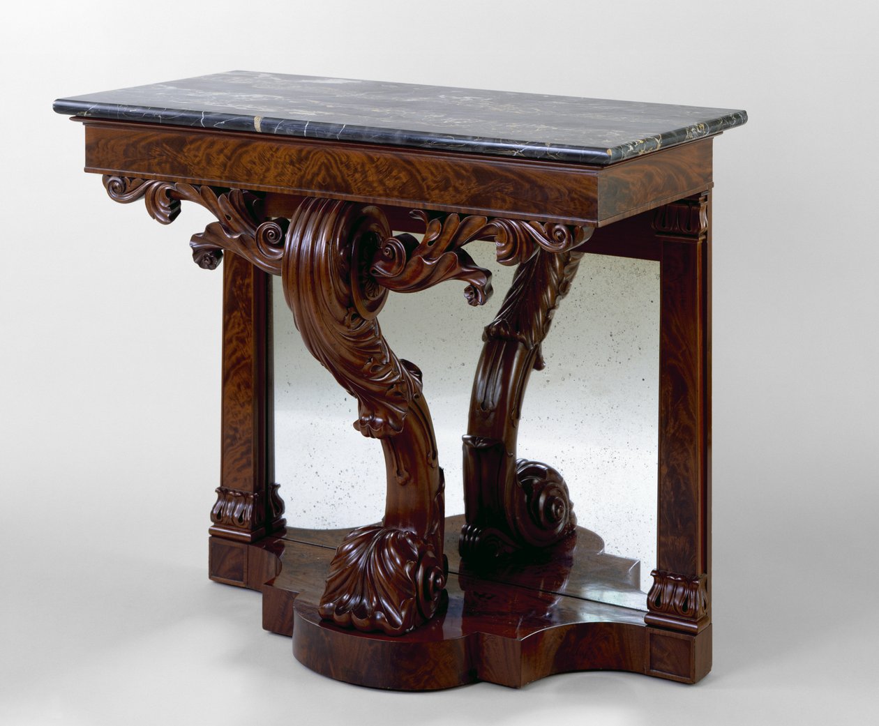 Pier Table, c. 1825-1830 (mahagon; třešeň, tulipán topol, mramor, zrcadlové sklo) od American School