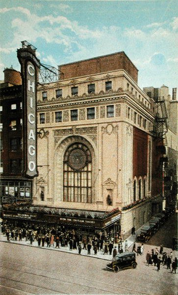 Pohlednice zobrazující Chicago Theatre, kolem roku 1930 (barevné lito) od American School
