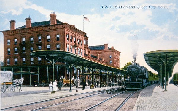Pohlednice železniční stanice Baltimore a Ohio a hotel Queen City, Cumberland, Maryland, kolem roku 1910 (barevné lito) od American School