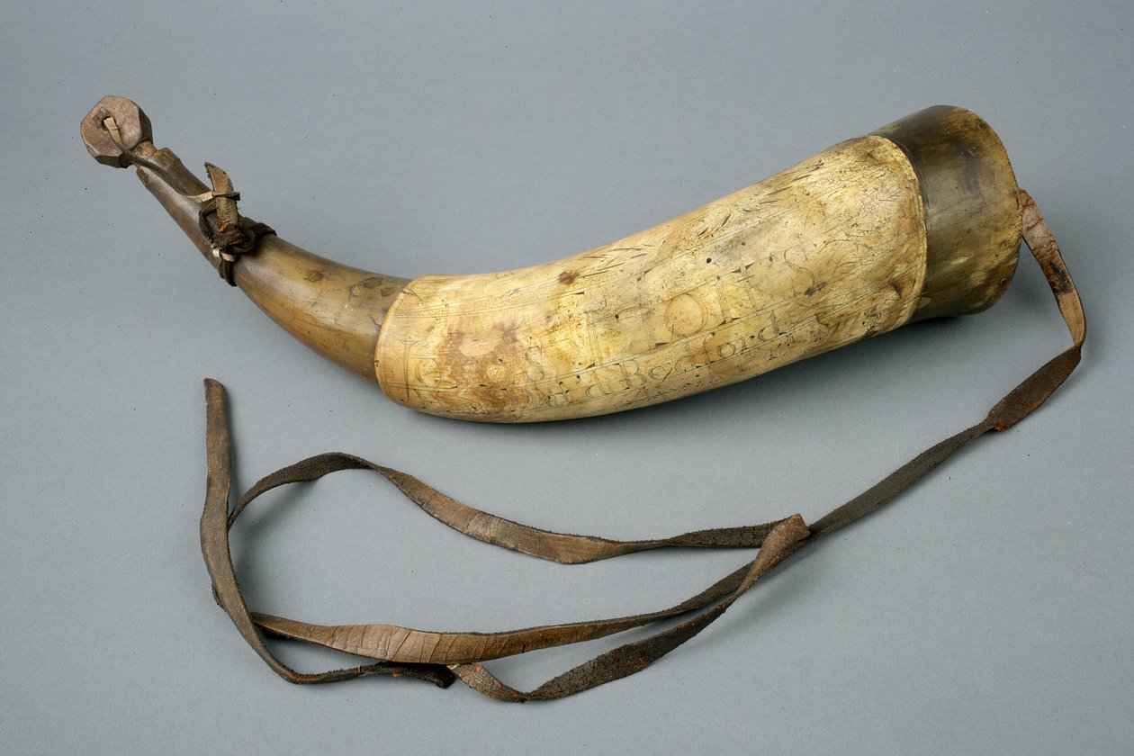 Powder Horn s popruhem a zátkou, 1773 (roh, dřevo, kůže a kov) od American School