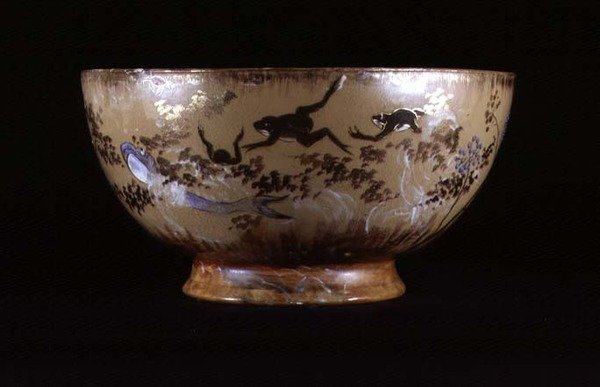 Punch Bowl vyrobený metodou „paste on paste“ z továrny Rookwood v Cincinnati, Ohio od American School