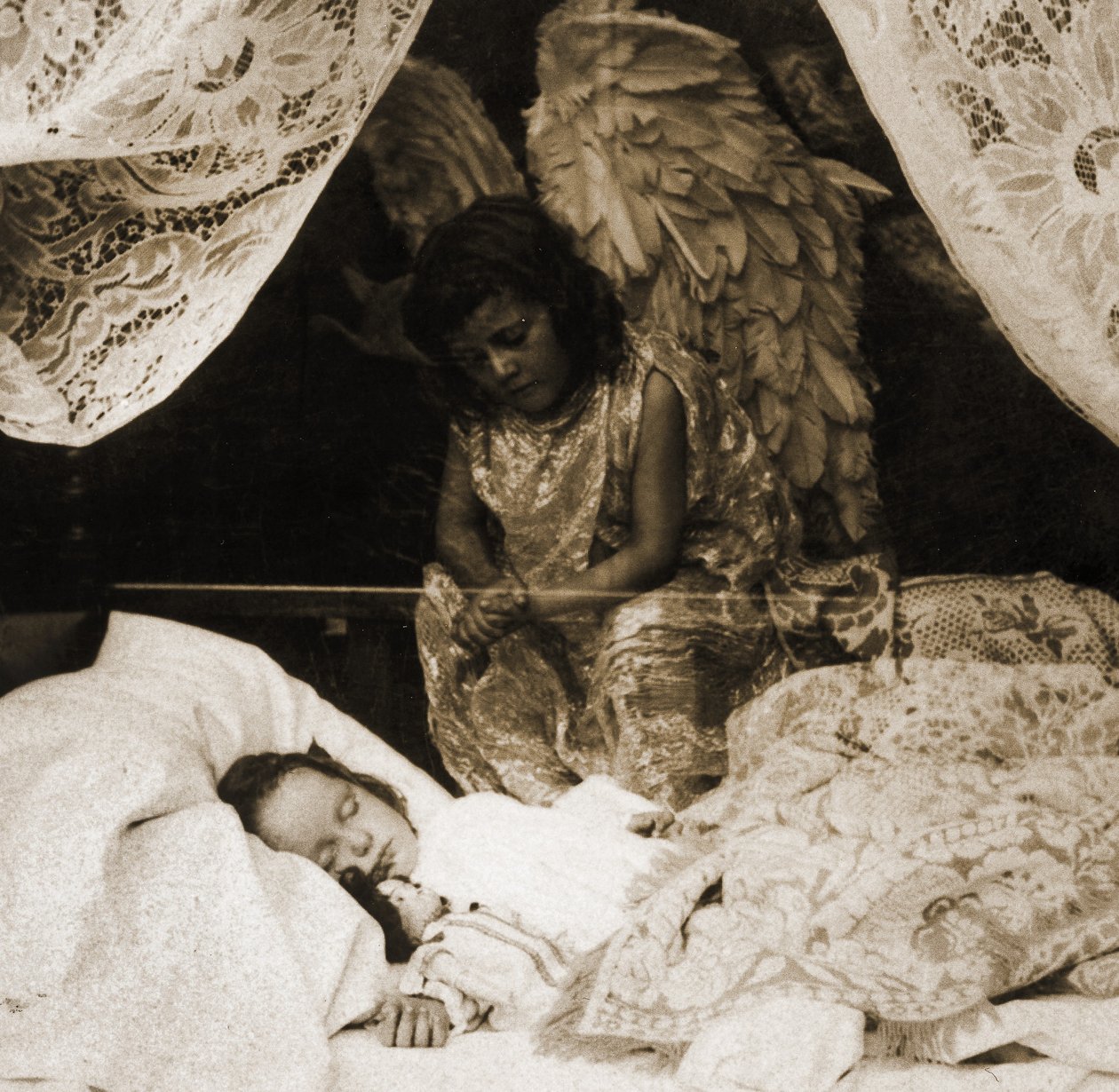 Spící dívka, kterou hlídá její anděl strážný, 1898 (stereograf) od American School