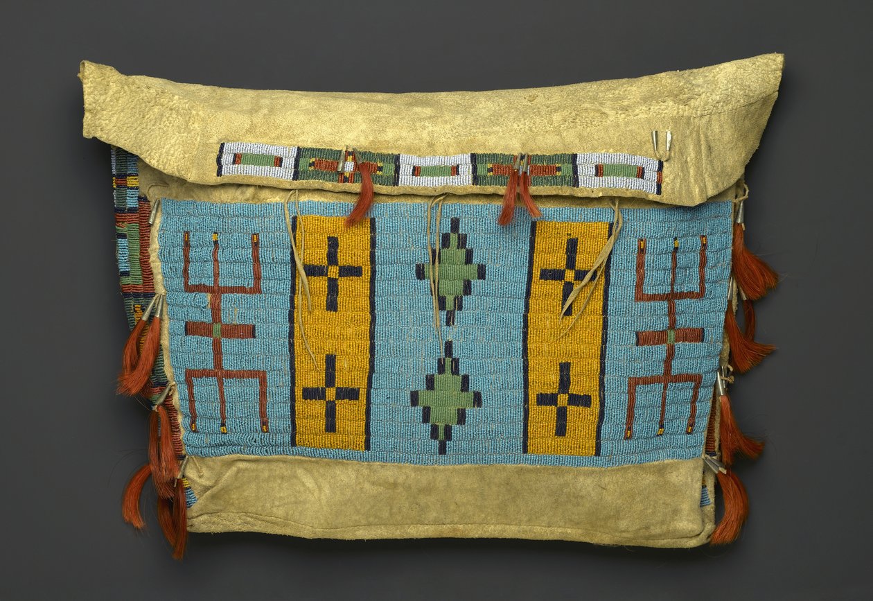 Tipi Bag, z oblasti Plains, cca 1860-1900 (kůže, korálky, kov a koňské žíně) od American School