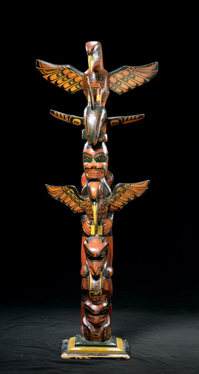 Totem (lakované dřevo) od American School