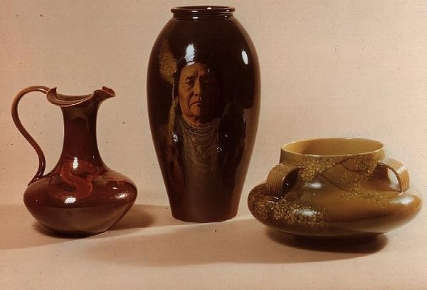Váza s portrétem náčelníka Josepha z kmene Nez Perce, signováno W.P.Macdonaldem; koník s motivem draka značený iniciálami Alberta R. Valentiena; miska s motivem japonských květin (keramika) od American School